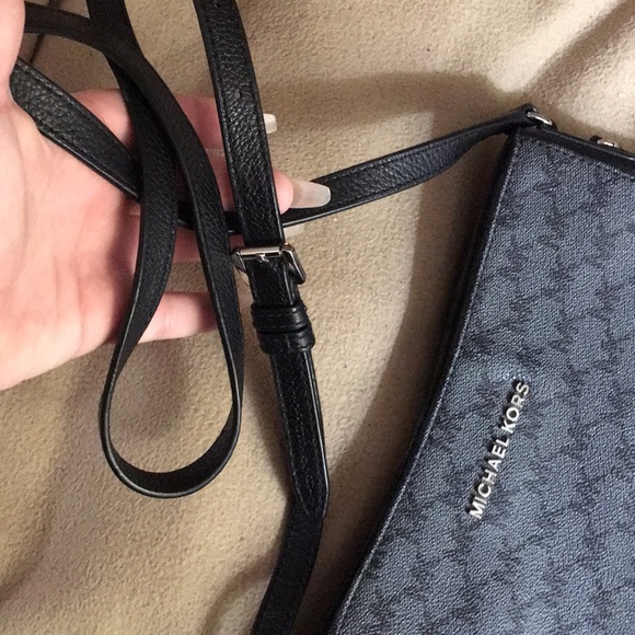 Michael kors purse - Picture 2 of 4